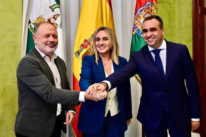 Ayuntamiento y Diputación de Granada firman con Iberia el acuerdo para ampliar el número de vuelos entre Madrid y la capital granadina.