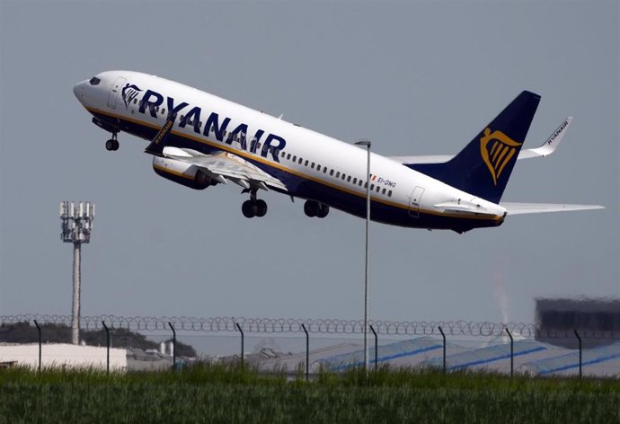 Archivo - Un avión de la compañía irlandesa Ryanair.