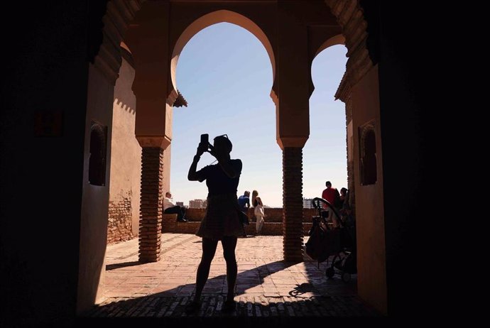 Archivo - Cientos de turistas disfrutan visitando los monumentos de la capital donde en el día de hoy se conmemora del Día Mundial del Turismo a 27 de septiembre de 2023 en Málaga (Andalucía, España).Como cada año, este 27 de septiembre se celebra el Dí