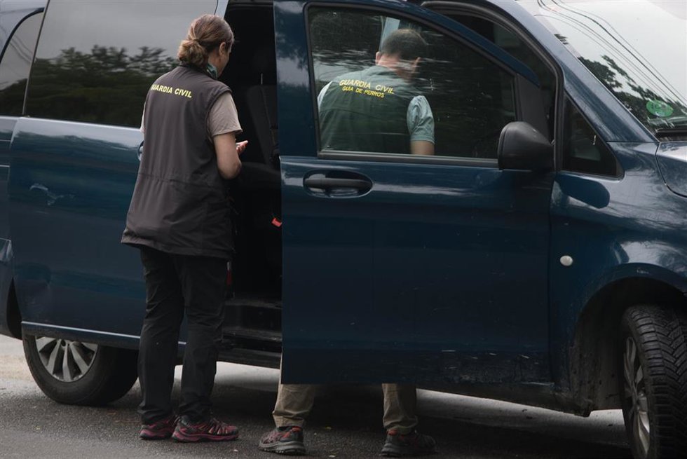 Archivo - Agentes del Equipo contra el Crimen Organizado (ECO) de la Guardia Civil trabajan en un amplio operativo contra el narcotráfico, a 26 de abril de 2023, en Vilagarcía de Arousa, Pontevedra, Galicia, (España). 