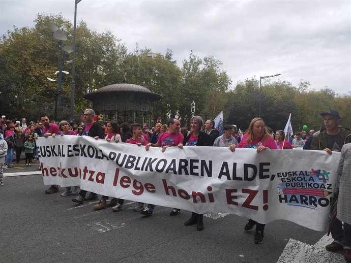 Manifestación a favor de la escuela pública vasca en San Sebastián.