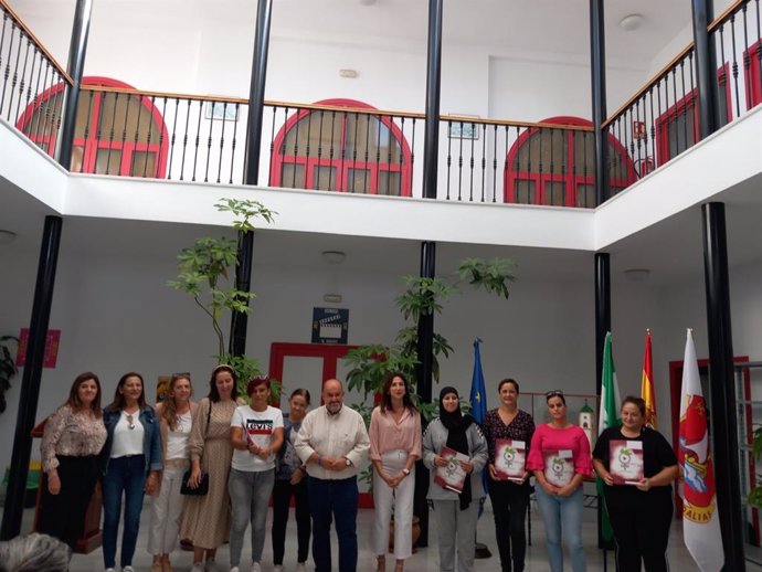 Entrega de diplomas a mujeres en Dalías (Almería).