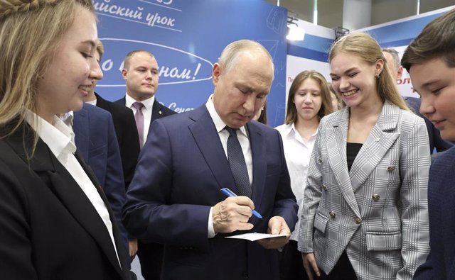 Archivo - Vladimir Putin con estudiantes rusos 