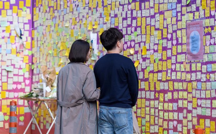 Transeúntes de Seúl recuerdan a las víctimas del aplastamiento de Itaewon 