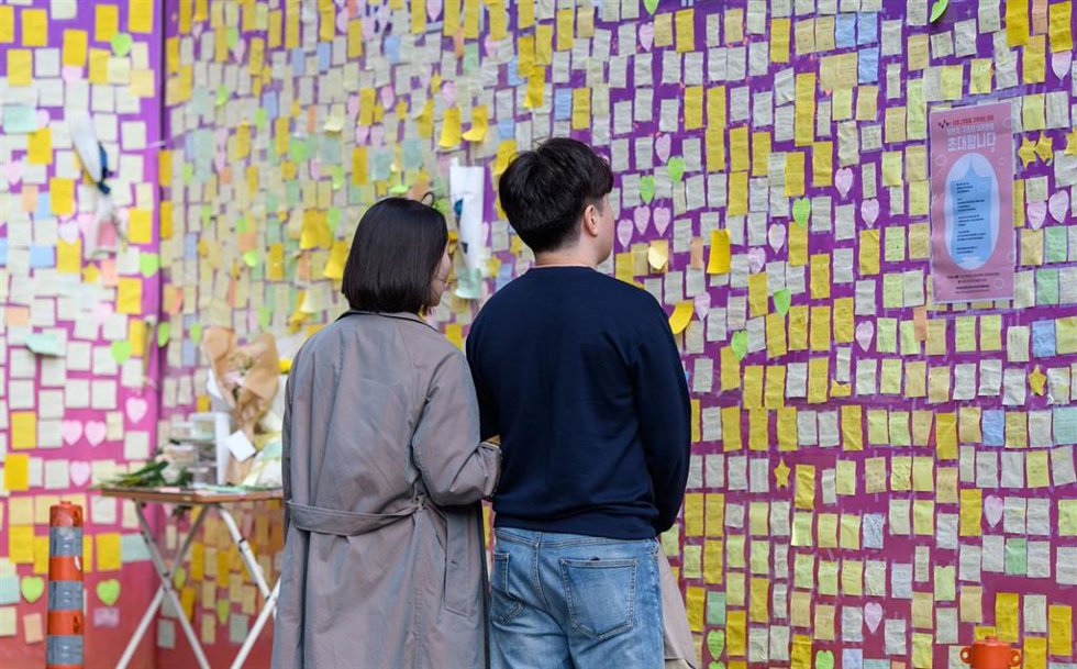 Transeúntes de Seúl recuerdan a las víctimas del aplastamiento de Itaewon