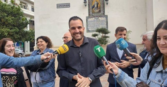 El secretario de Memoria Democrática de la Comisión Ejecutiva Provincial del PSOE de Huelva, Pablo Pineda, atiende a los medios.