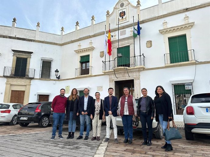 Dirigentes de IU junto al Consistorio de Aguilar de la Frontera.