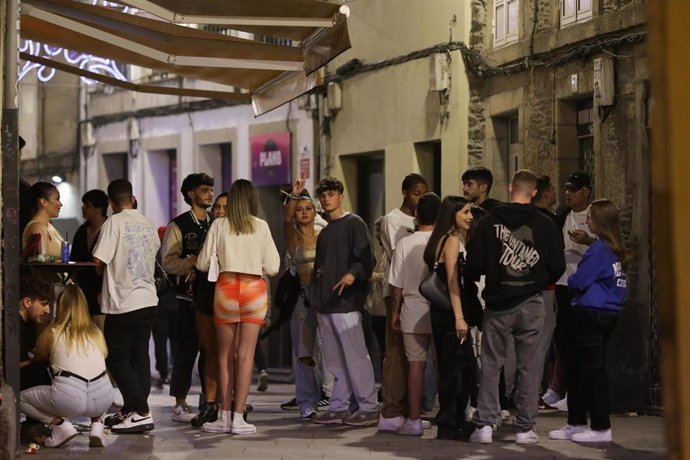 Jóvenes lucenses disfrutan de la festividad de San Froilán en los locales y discotecas de la zona, a 5 de octubre de 2023, en Lugo