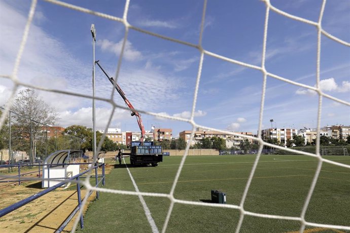 El Ayuntamiento restablece la iluminación de las cuatro torres de iluminación del campo B de fútbol de Hytasa.