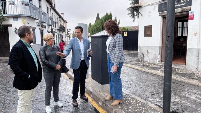 Cuenca y otros concejales del PSOE en los accesos al Albaicín.