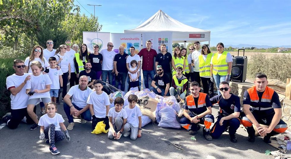 La UMU, el Ayuntamiento de Beniel y SOS Legado Humano retiran 500 kilos de 'basuraleza' del río Segura