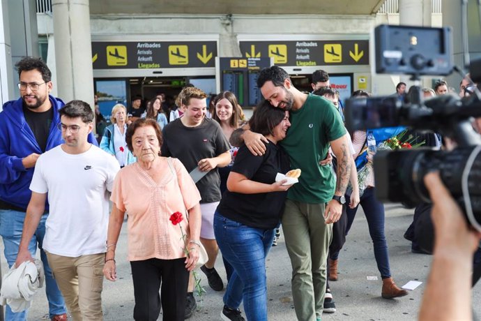 Valtnyc abandona el aeropuerto de Palma arropado por familiares y amigos 