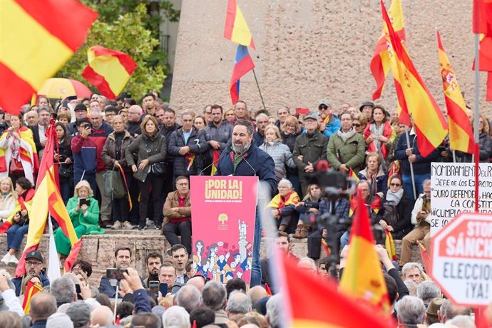 El líder de VOX, Santiago Abascal, interviene durante una manifestación bajo el lema, 'Defendamos la unidad’, en la Plaza de Colón de Madrid, a 29 de octubre de 2023, en Madrid (España). 