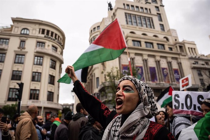 Una mujer con un pañuelo palestino durante una manifestación en apoyo a Palestina, a 29 de octubre de 2023, en Madrid (España). 