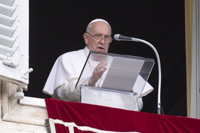 El Papa Francisco durante la oración del Ángelus en la Plaza de San Pedro.