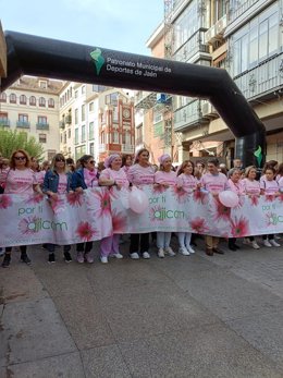 Miles de personas participan en la 'XI Marcha Jaén se viste de rosa'.