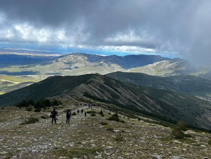Varias decenas de personas participan en la I Jornada Montañera del Parque Natural de la Sierra Norte.