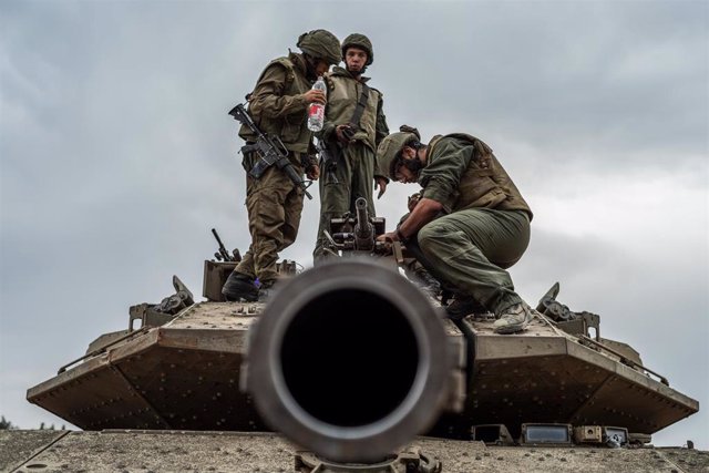 Miltiares israelíes sobre un carro de combate