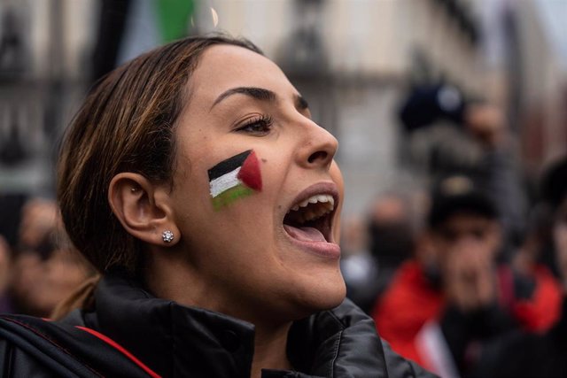 Una mujer grita durante una manifestación en apoyo a Palestina, en la Puerta del Sol, a 29 de octubre de 2023, en Madrid (España). básicos. 