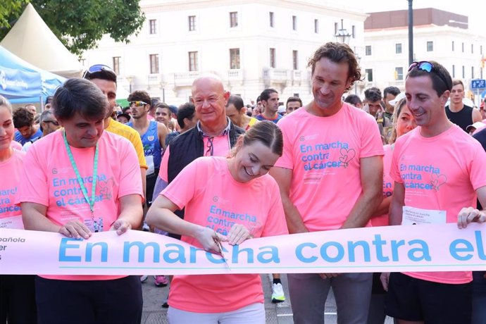La presidenta del Govern, Marga Prohens, asiste al corte de cinta protocolario de la carrera Open de ocho kilómetros, con motivo de la celebración de la VIII edición de 'Mallorca En Marcha Contra el Cáncer'