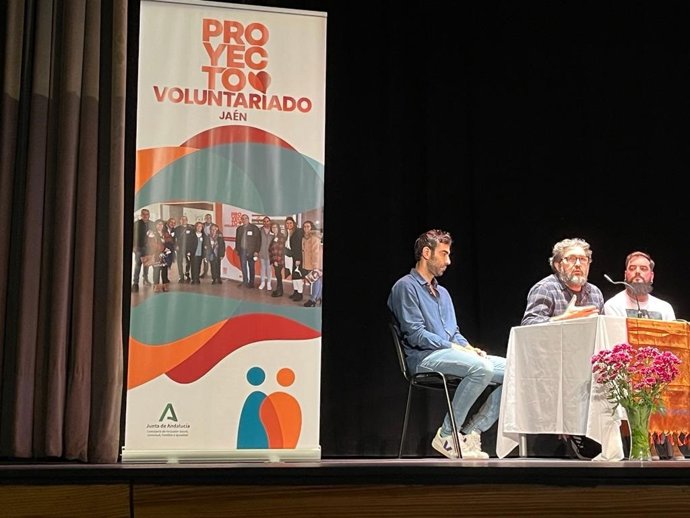 Instante de la ceremonia de graduación de ocho personas a través de la Fundación Proyecto Hombre de Jaén, que ha tenido lugar este domingo en el Teatro Darymelia.