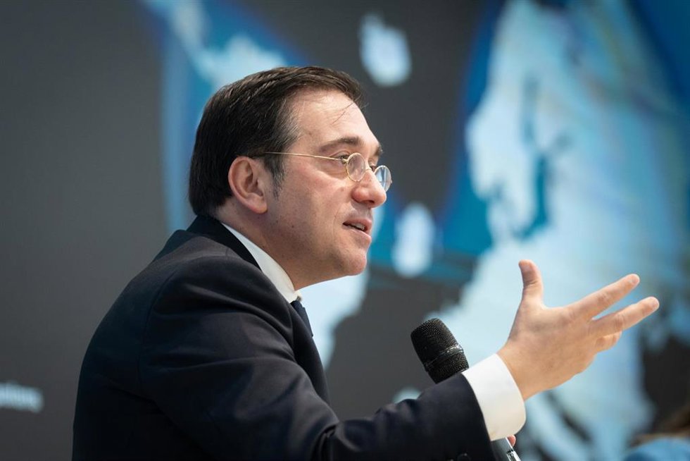 El ministro de Asuntos Exteriores, Cooperación y Unión Europea en funciones, José Manuel Albares, interviene durante la inauguración del seminario del PSC 'Alianza estratégica UE: retos y oportunidades', en la sede del PSC, a 27 de octubre, en Barcelona