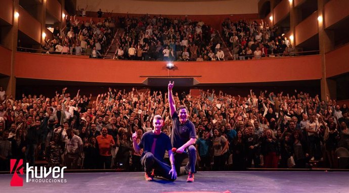 Pablo Chiapella y Tian Lara han hecho disfrutar a un público entregado en el Auditorio Maestro Padilla dentro del II Festival de la Comedia de Almería.