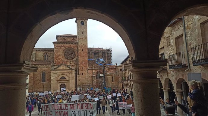 Cientos de personas se manifestaron en Sigüenza para reclamar una sanidad digna.