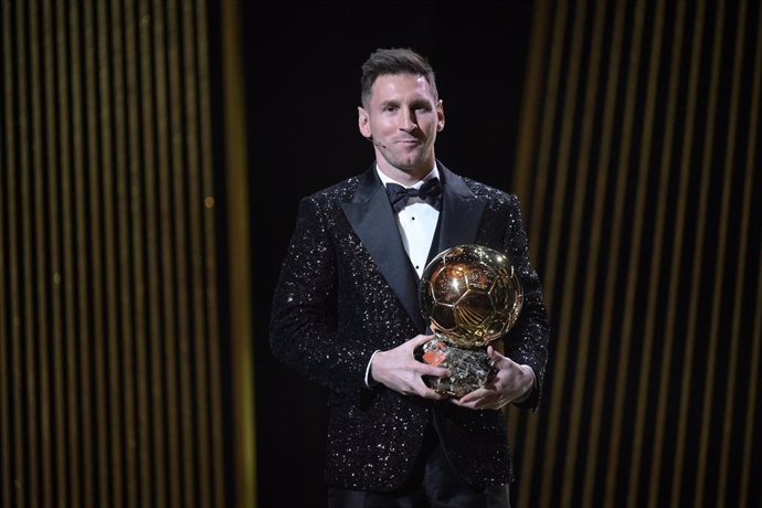 Archivo - Leo Messi posa con su Balón de Oro