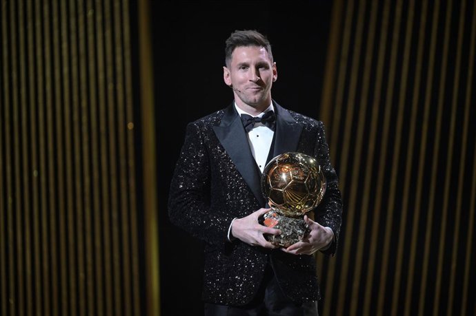 Archivo - Leo Messi posa con su Balón de Oro