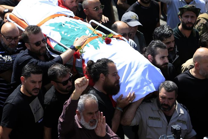 Archivo - BEIRUT, Oct. 15, 2023  People mourn Lebanese photojournalist Issam Abdallah, who was killed by an Israeli shell, in the Lebanese town of Khiam, Oct. 14, 2023. Issam Abdallah, a Lebanese journalist working for Reuters, was killed, and six other