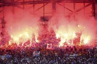 Suspendido el Marsella-Lyon tras un ataque al autobús visitante que hirió a su entrenador