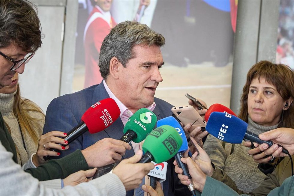 (I-D) El Ministro de Inclusión, Seguridad Social y Migraciones, José Luis Escrivá