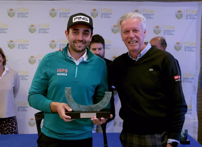 Juan Postiho con su trofeo de ganador del Daikin Madrid Open junto a Ignacio Guerras, presidente de la Federación Madrileña de Golf