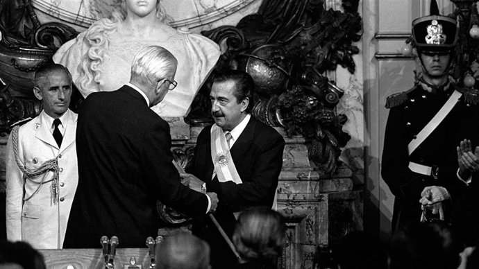 El traspaso de mando entre Reynaldo Bignone y Raúl Alfonsín.