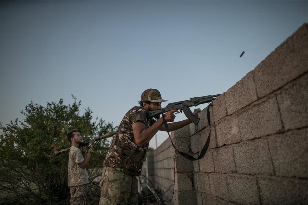 Archivo - Imagen de archivo de un combatiente del Gobierno de Acuerdo Nacional (GNA) de Libia, respaldado por la ONU, durante enfrentamientos con fuerzas del Ejército Nacional Libio (LNA), con base en el este, en Trípoli