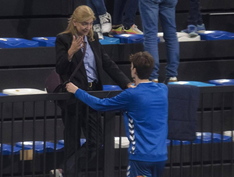 La Infanta Cristina saluda a su hijo Pablo Urdangarin tras el partido de balonano con su equipo, el Fraikin BM Granollers, a 29 de octubre de 2023, en el Palau d'Esports