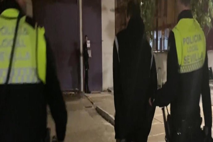 Momento de la detención de un varón sorprendido 'in fraganti' robando en un colegio público del barrio sevillano del Polígono Sur.