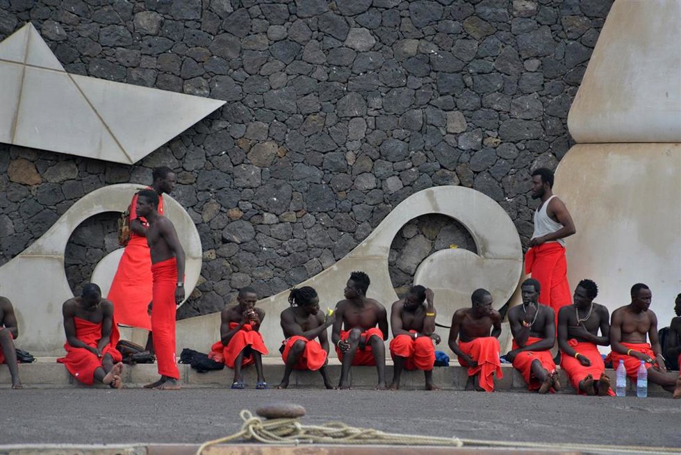 Decenas de migrantes, tras su llegada en un cayuco, a 26 de octubre de 2023, en El Hierro, Santa Cruz de Tenerife, Tenerife, Canarias (España). 