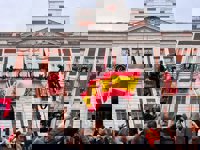 Madrid se viste de gala para celebrar la jura de la Princesa Leonor con mupis, pantallas gigantes y música