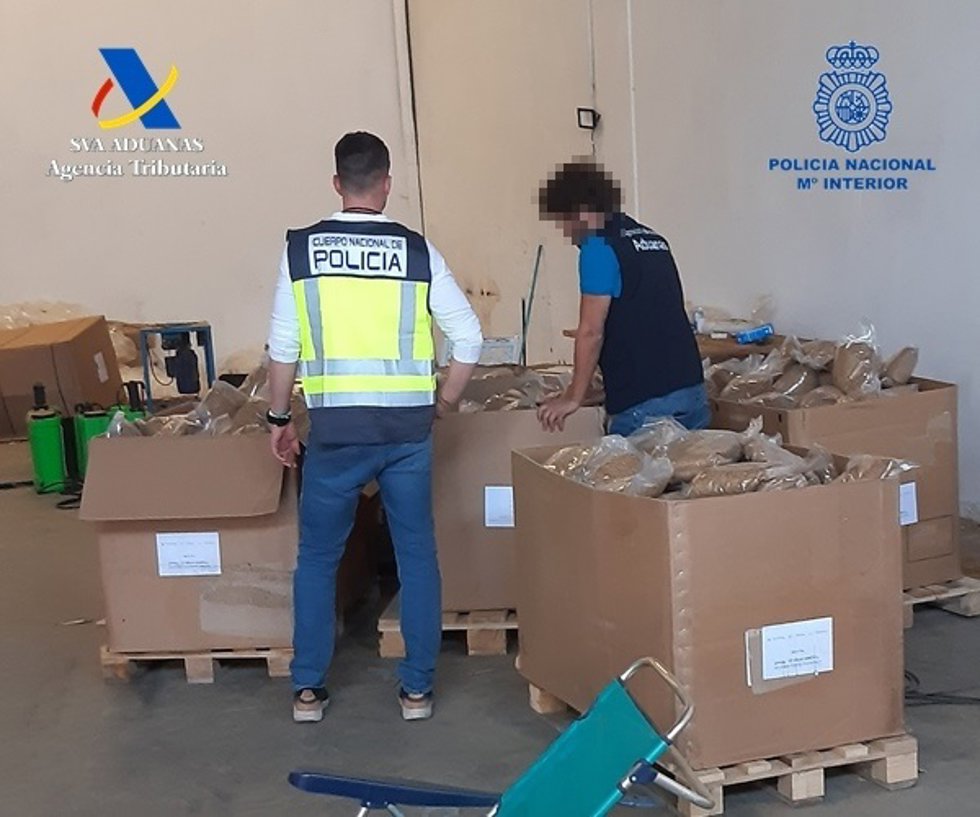 Archivo - Imagen de archivo de una actuación policial contra el contrabando de tabaco