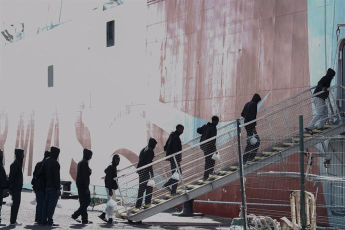 Decenas de inmigrantes cojen un ferri para ser reubicados en el Puerto Estaca, a 29 de octubre de 2023, en El Hierro, Santa Cruz de Tenerife, Tenerife, Canarias (España). En el mes de octubre han llegado a Canarias casi 13.000 migrantes, 27.800 en lo que 