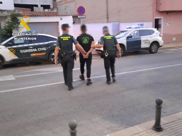 Dos detenidos por robar una cartera y usar las tarjetas bancarias en Pedreguer