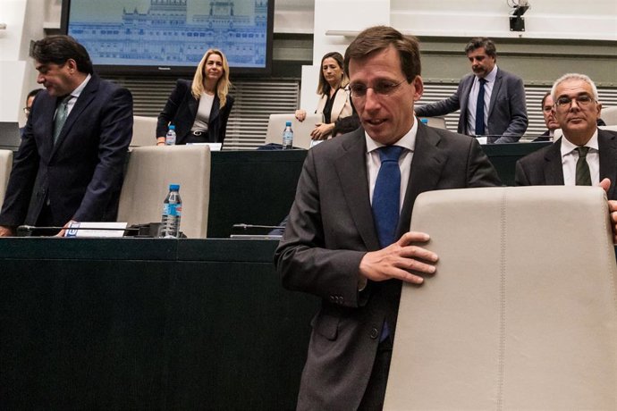 El alcalde de Madrid, José Luis Martínez-Almeida, durante el Pleno del Ayuntamiento de Madrid, en el Palacio de Cibeles, a 30 de octubre