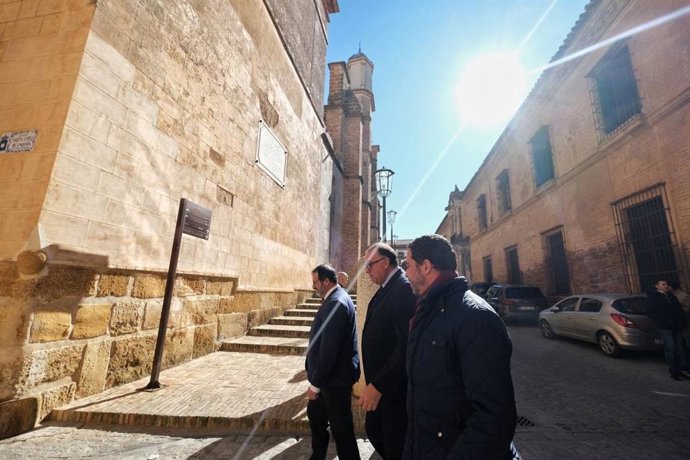 El consejero de Cultura, Arturo Bernal, con el alcalde de Carmona (Sevilla), Juan Ávila.