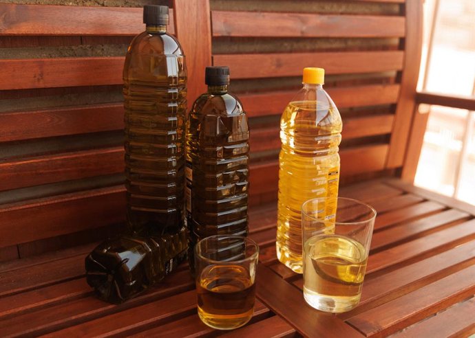 Botellas y vasos de aceite, a 4 de Octubre de 2023, en Madrid (España). El precio del aceite de oliva se disparó en agosto un 52,5% respecto al mismo mes de 2022, su mayor subida interanual en 21 años. Consumidores y comerciantes en supermercados coinci