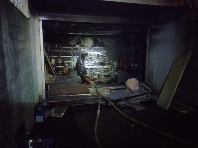 Vehículo calcinado en el garaje de una vivienda unifamiliar en el camín de la Ería, Gijón.