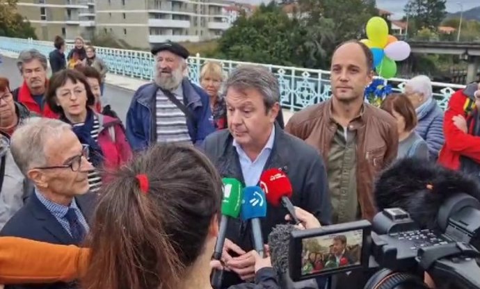 Santando haciendo declaraciones a los medios en el puente Avenida.