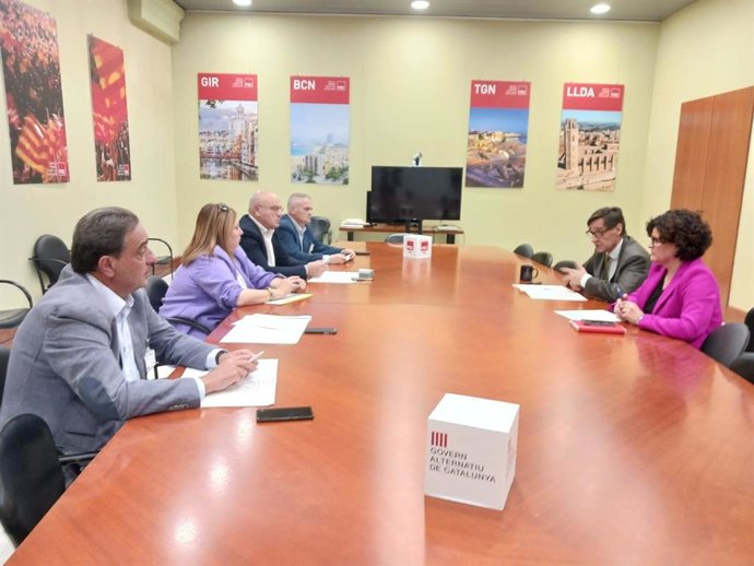 Joves Agricultors i Ramaders de Catalunya (Jarc) en una reunión con el primer secretario del PSC, Salvador Illa