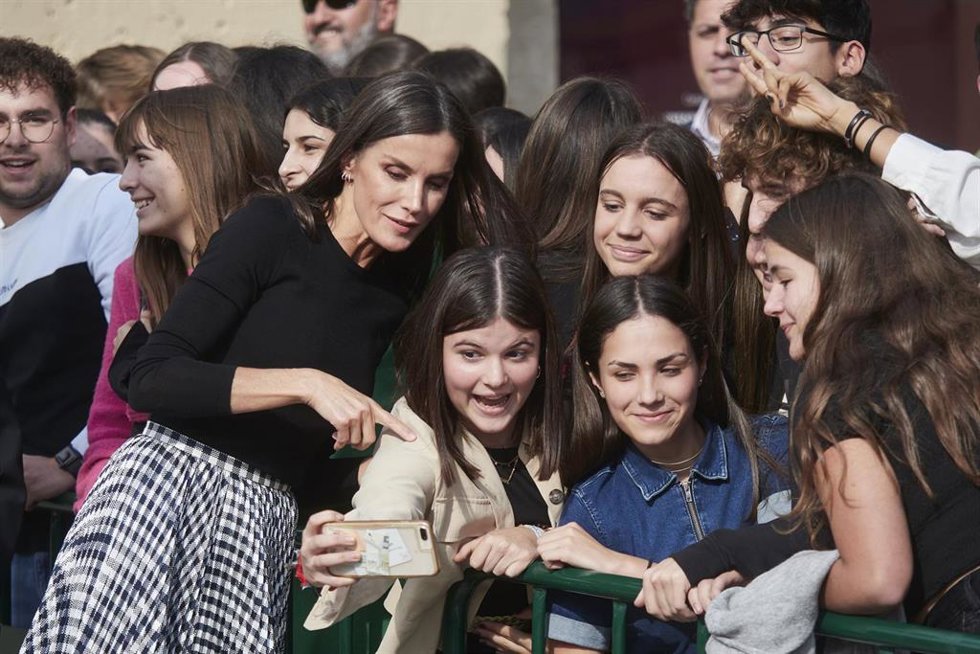 Archivo - La Reina Letizia se toma un selfie con un grupo de chicas a su salida de la 22 edición del Festival de Cine Ópera Prima Ciudad de Tudela, en el Cine Moncayo, a 2 de noviembre de 2022, en Tudela, Navarra (España).
